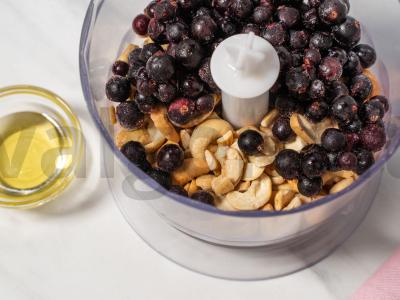 Naudingos riešutų saldainiai su juodaisiais serbentais Žingsnis 2