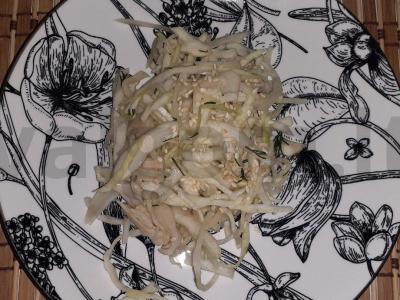 Kopūstų salotos su krapais ir sezamo sėklomis pagrindine nuotrauka