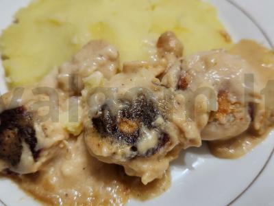 Kalakutų kotletai grietinėlės padaže pagrindine nuotrauka