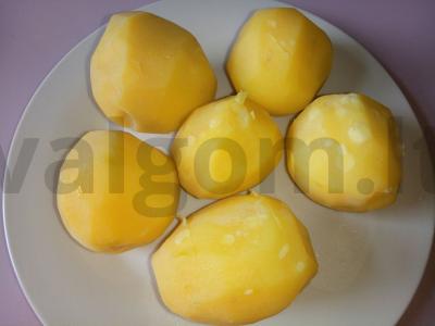 Bulvių zrazai su pievagrybiais Žingsnis 1