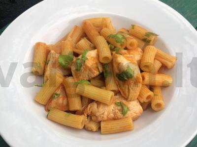 Makaronai su vištiena pomidorų padaže pagrindine nuotrauka