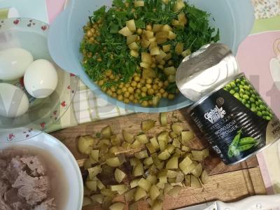 Salotos su konservuotu tunu ir žirniais Žingsnis 2