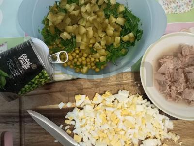 Salotos su konservuotu tunu ir žirniais Žingsnis 3