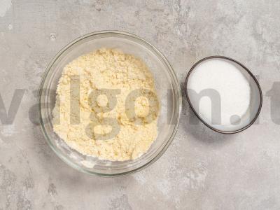 Sausainiai su džiovintais slyvomis ant jogurto Žingsnis 1