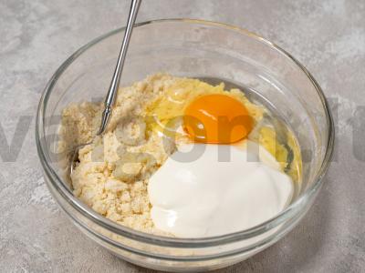 Sausainiai su džiovintais slyvomis ant jogurto Žingsnis 2