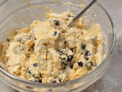 Sausainiai su džiovintais slyvomis ant jogurto Žingsnis 3