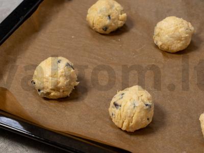 Sausainiai su džiovintais slyvomis ant jogurto Žingsnis 4