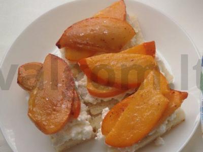 Tostai su varške ir persimonu pagrindine nuotrauka