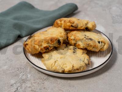 Sausainiai su džiovintais slyvomis ant jogurto pagrindine nuotrauka