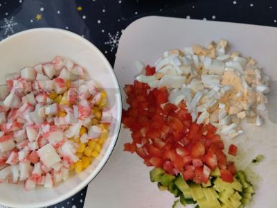 Salotos su krabų lazdelėmis ir paprikomis Žingsnis 1