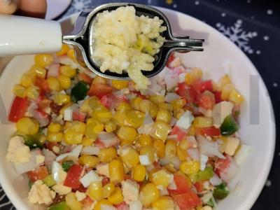 Salotos su krabų lazdelėmis ir paprikomis Žingsnis 2