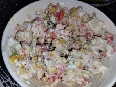 Salotos su krabų lazdelėmis ir paprikomis pagrindine nuotrauka