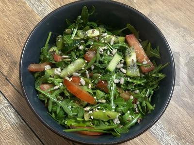 Dietinis salotas su rukola ir kiviu pagrindine nuotrauka