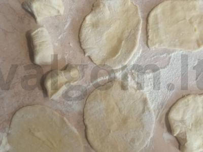 Varenyky su vyšniomis ir kondensuotu pienu Žingsnis 2