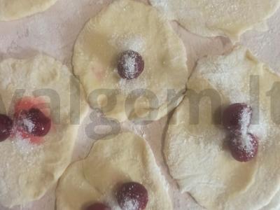 Varenyky su vyšniomis ir kondensuotu pienu Žingsnis 4