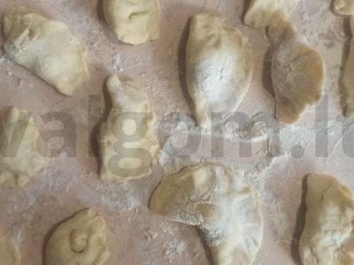 Varenyky su vyšniomis ir kondensuotu pienu Žingsnis 5