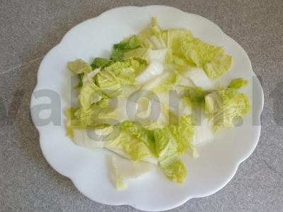 Daržovių salotas su vištienos krūtinėle, sūriu ir riešutų padažu Žingsnis 1