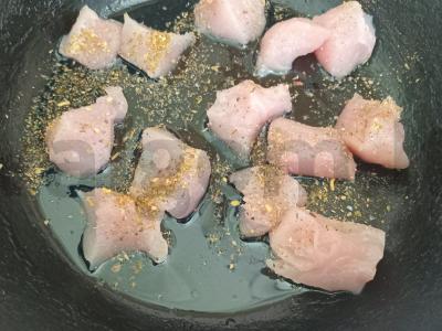 Daržovių salotas su vištienos krūtinėle, sūriu ir riešutų padažu Žingsnis 3