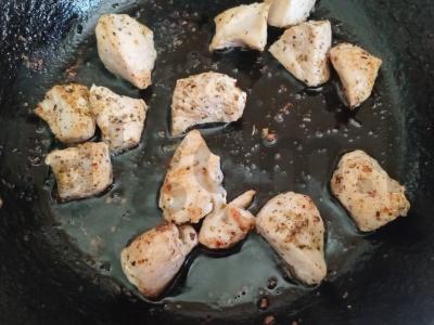 Daržovių salotas su vištienos krūtinėle, sūriu ir riešutų padažu Žingsnis 4