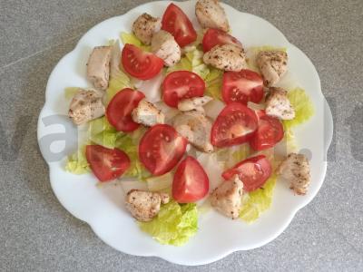 Daržovių salotas su vištienos krūtinėle, sūriu ir riešutų padažu Žingsnis 5