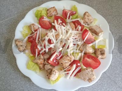 Daržovių salotas su vištienos krūtinėle, sūriu ir riešutų padažu Žingsnis 6