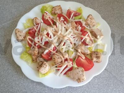 Daržovių salotas su vištienos krūtinėle, sūriu ir riešutų padažu Žingsnis 7