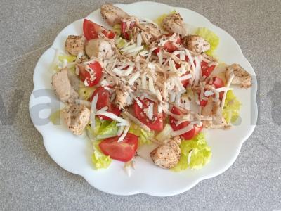 Daržovių salotas su vištienos krūtinėle, sūriu ir riešutų padažu pagrindine nuotrauka