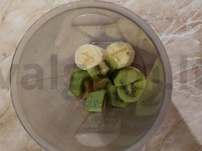 Pieno kokteilis su kiviu ir bananais Žingsnis 1