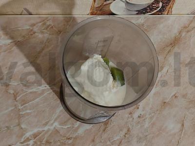 Pieno kokteilis su kiviu ir bananais Žingsnis 3