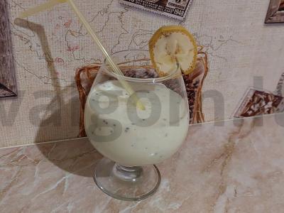 Pieno kokteilis su kiviu ir bananais pagrindine nuotrauka