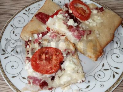 Pica su sūriu ir varške pagrindine nuotrauka