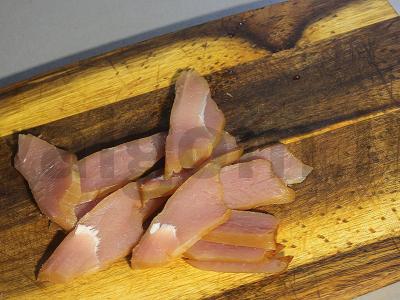 Užkandis su vištienos karpaču, žolelėmis ir vyšniniais pomidorais Žingsnis 1