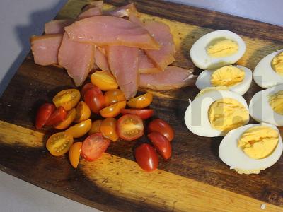 Užkandis su vištienos karpaču, žolelėmis ir vyšniniais pomidorais Žingsnis 3