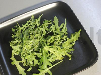 Užkandis su vištienos karpaču, žolelėmis ir vyšniniais pomidorais Žingsnis 6