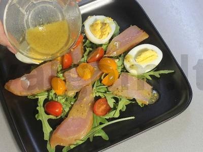 Užkandis su vištienos karpaču, žolelėmis ir vyšniniais pomidorais Žingsnis 9