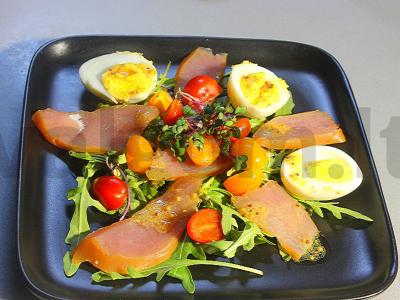 Užkandis su vištienos karpaču, žolelėmis ir vyšniniais pomidorais pagrindine nuotrauka