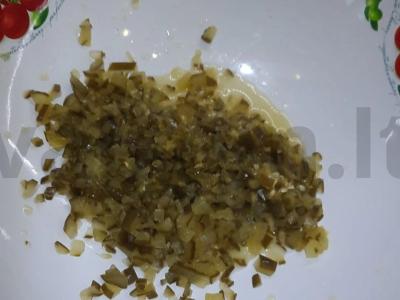 Olivje su virta dešra ir marinuotais agurkais Žingsnis 2