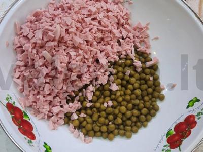 Olivje su virta dešra ir marinuotais agurkais Žingsnis 4