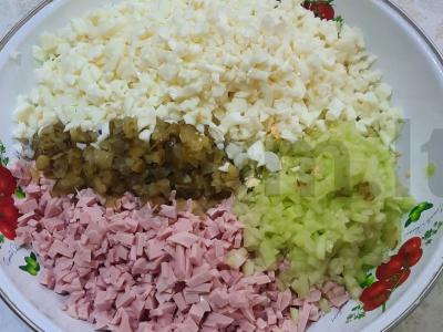 Olivje su virta dešra ir marinuotais agurkais Žingsnis 6