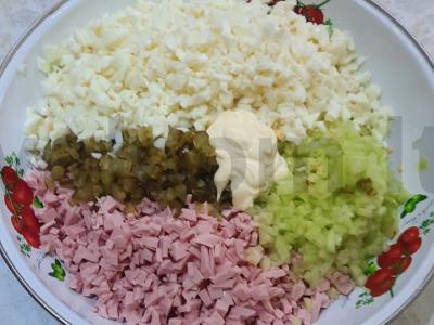 Olivje su virta dešra ir marinuotais agurkais Žingsnis 8