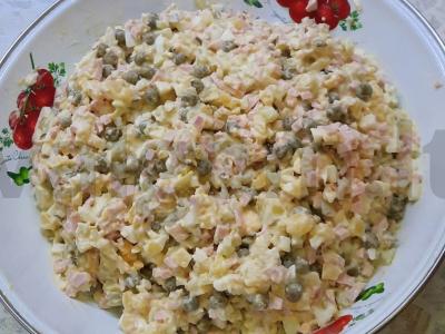 Olivje su virta dešra ir marinuotais agurkais pagrindine nuotrauka