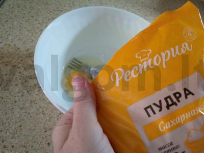 Sūrio blynai su uogiene ir cukraus pudra Žingsnis 1