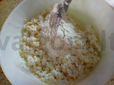 Sūrio blynai su uogiene ir cukraus pudra Žingsnis 2