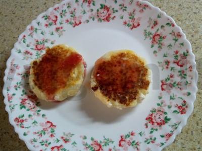 Sūrio blynai su uogiene ir cukraus pudra pagrindine nuotrauka