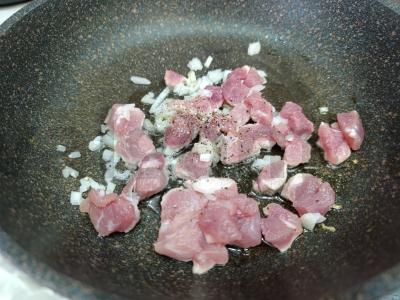 Bulvės su kiauliena puode Žingsnis 1