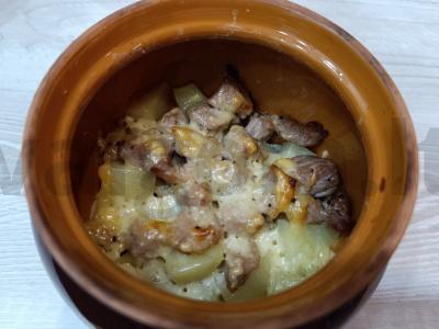 Bulvės su kiauliena puode pagrindine nuotrauka