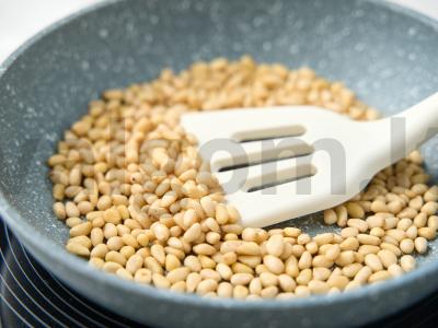 Pesto su parmezanu ir pušų riešutais Žingsnis 1