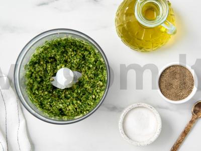 Pesto su parmezanu ir pušų riešutais Žingsnis 6