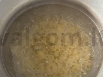 Makaronai su marinuotais agurkais grietinėlės padaže Žingsnis 1