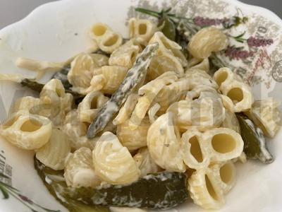 Makaronai su marinuotais agurkais grietinėlės padaže pagrindine nuotrauka